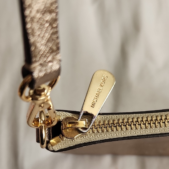 Michael Kors Metallic Gold Wristlet W Fur Heart Hair Clip - Picture 5 of 9